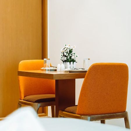 He Hotel Apartments 迪拜 外观 照片 A table and chairs