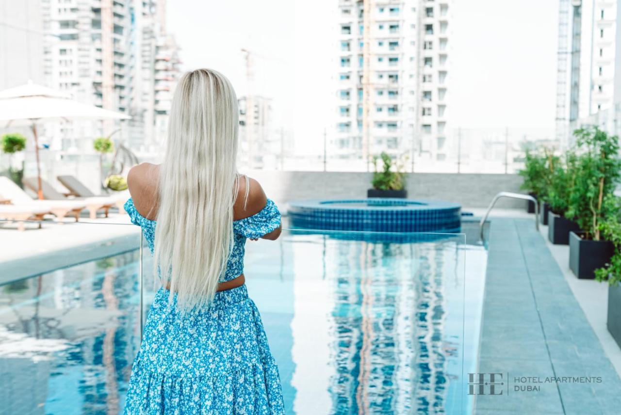 He Hotel Apartments 迪拜 外观 照片 A woman with long hair