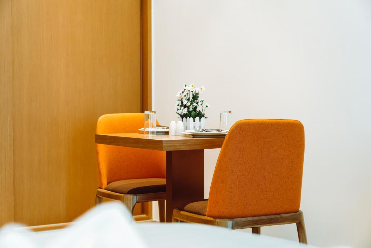 He Hotel Apartments 迪拜 外观 照片 A table and chairs